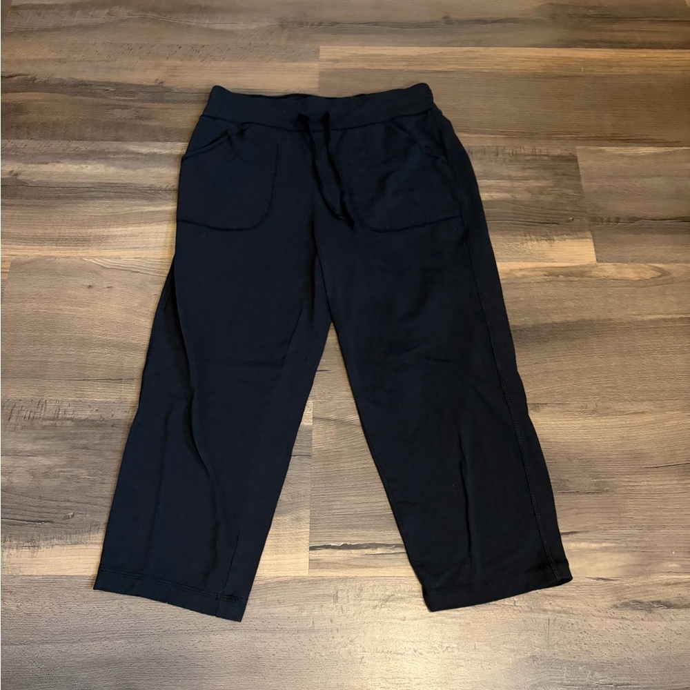 Women's Black Capris with Front Pockets No Size or Brand Tag